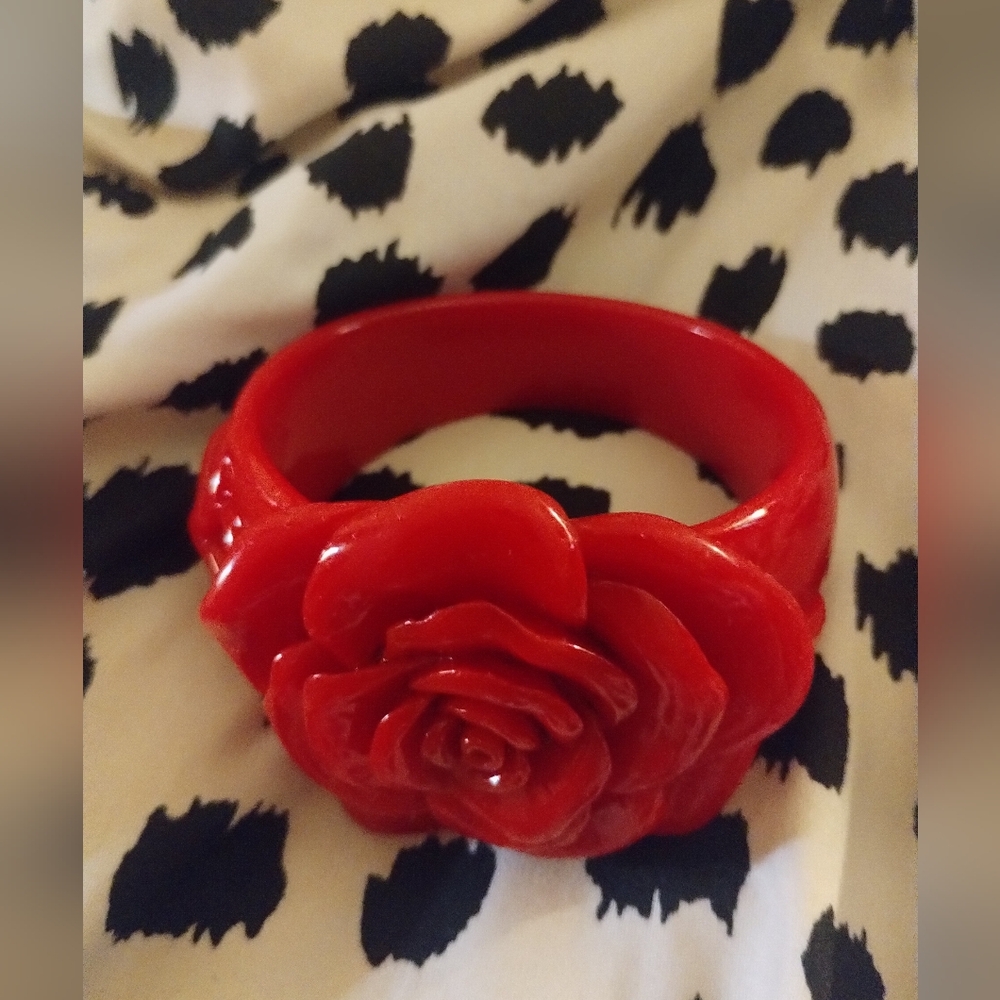 Crimson Floral Bracelet! Fits all wrists 🌺🌺🌺